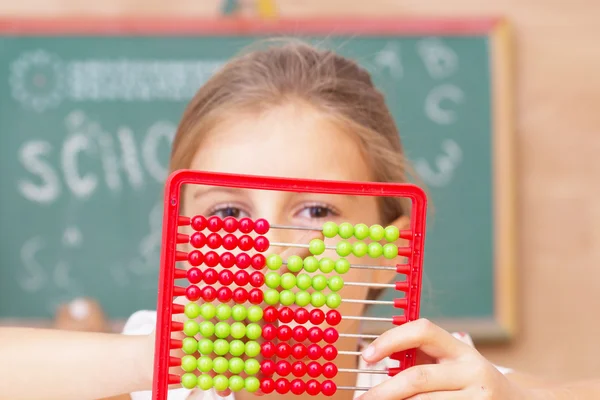 Skolflicka i clasroom - tillbaka till skolan — Stockfoto