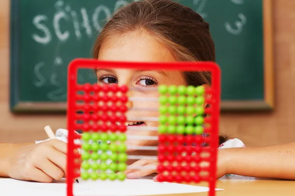 Skolflicka i clasroom - tillbaka till skolan — Stockfoto