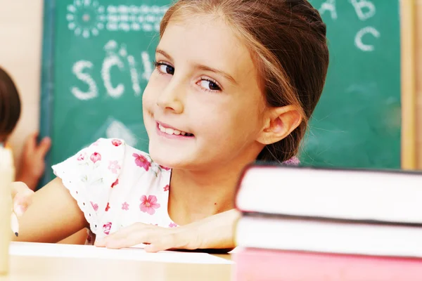 Skolflicka i clasroom - tillbaka till skolan — Stockfoto