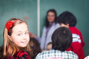 mutlu küçük kız okulda onun arkadaş çevresi ile