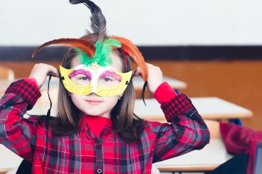 yüzünde bir maske ile küçük kız