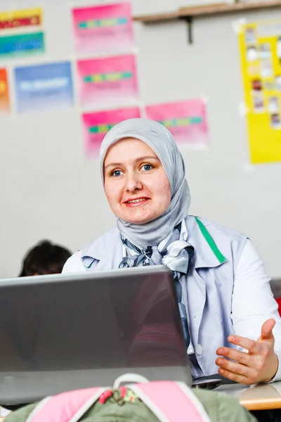 Mooie jonge moslimvrouw laptop gebruiken in office — Stockfoto