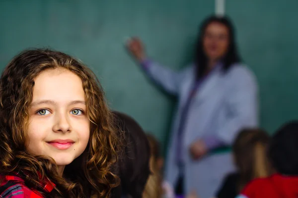 Šťastný malá školačka portrét v učebně — Stock fotografie