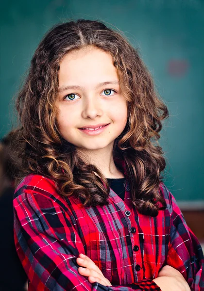 Glad liten skolflicka porträtt — Stockfoto
