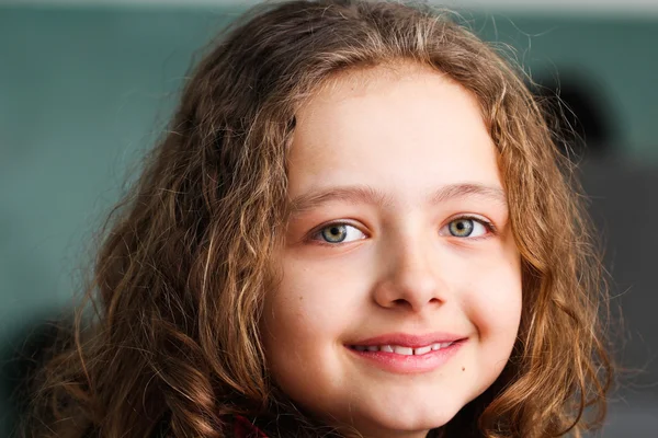 Счастливый маленький портрет школьницы — стоковое фото