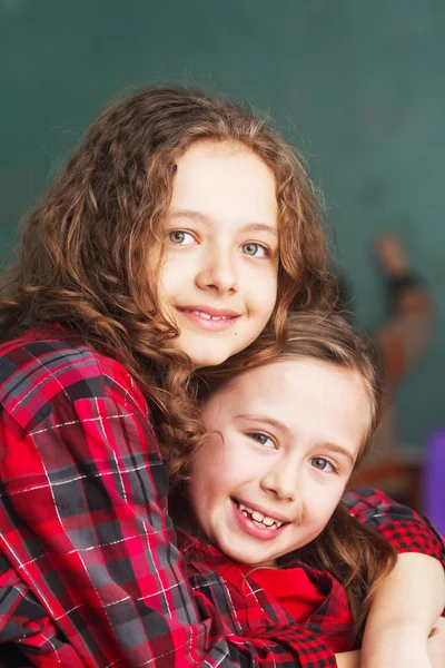 Portrét dvou šťastné školačky — Stock fotografie