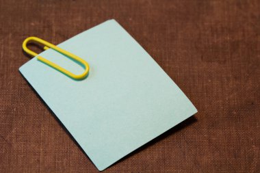 eski kağıt arka plan üzerinde yapışkan notlar