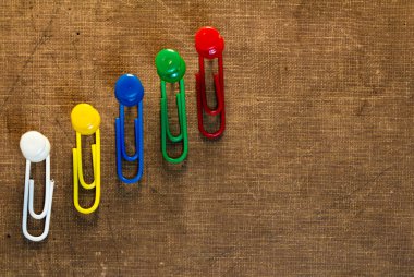 eski kağıt arka plan üzerinde renkli ataç ayarla