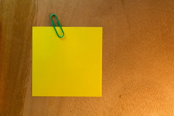 Notas pegajosas coloridas sobre fondo de madera envejecido — Foto de Stock