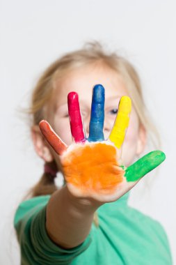 küçük kız boyalı ellerle