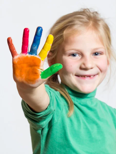 küçük kız boyalı ellerle