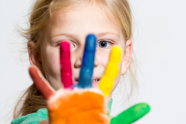 Lite rolig tjej med målade händer — Stockfoto