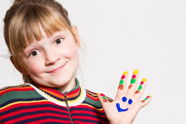 küçük kız boyalı ellerle