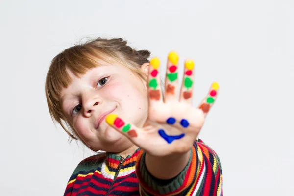 Menina engraçada com as mãos pintadas — Fotografia de Stock