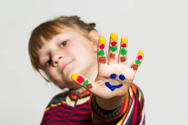 Menina engraçada com as mãos pintadas — Fotografia de Stock