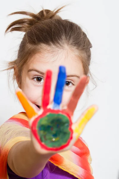 küçük kız boyalı ellerle