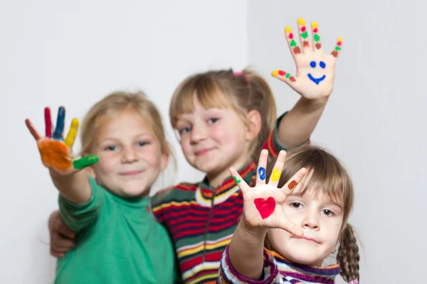 Glückliche kleine Mädchen mit bemalten Händen lizenzfreie Stockbilder
