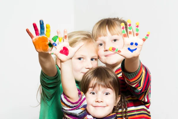 Glückliche kleine Mädchen mit bemalten Händen lizenzfreie Stockfotos