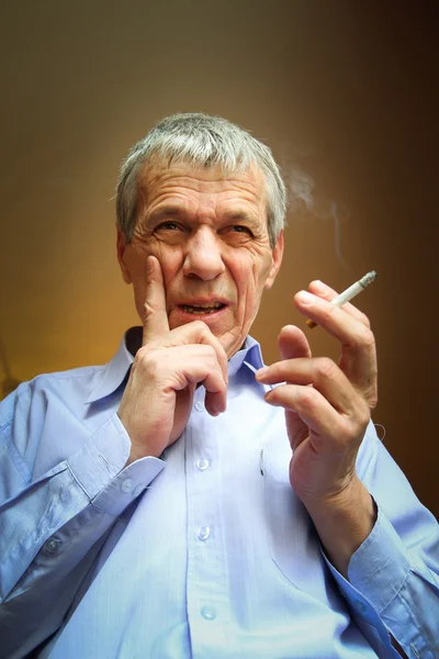 Hombre viejo fumando — Foto de Stock