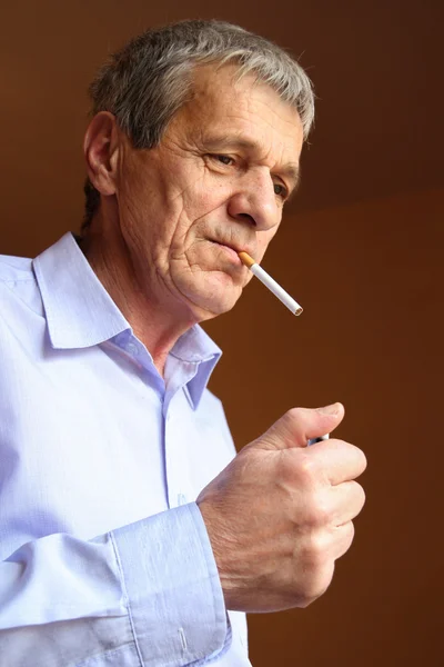 Oude man roken — Stockfoto