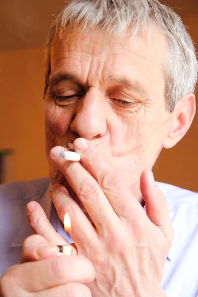 Hombre viejo fumando — Foto de Stock