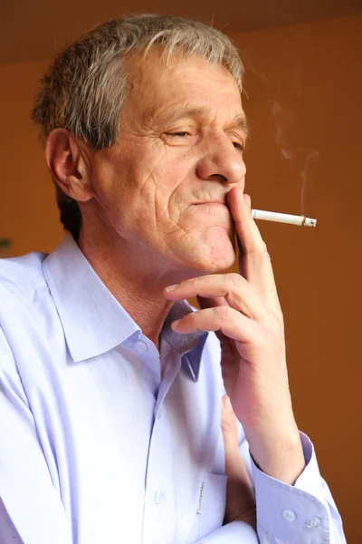 Old man smoking — Stock Photo, Image