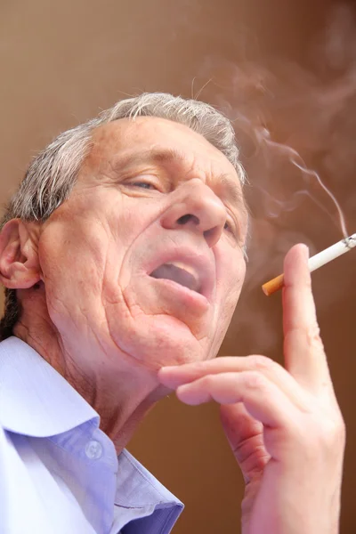 Hombre viejo fumando — Foto de Stock