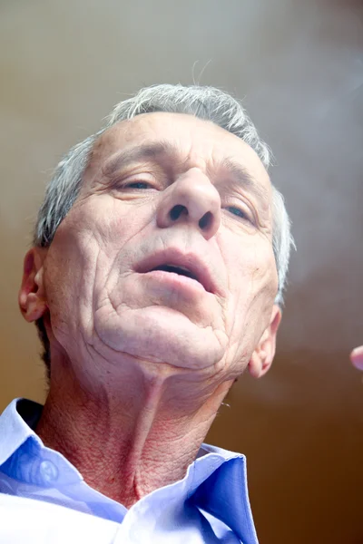 Alter Mann raucht — Stockfoto