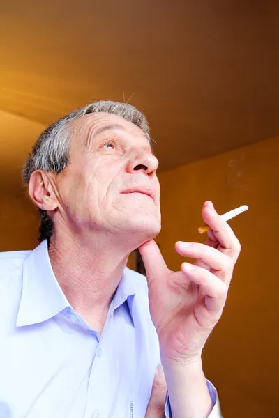 yaşlı adam Sigara