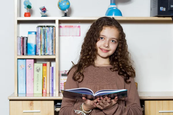 Shoolgirl seduta in classe — Foto Stock