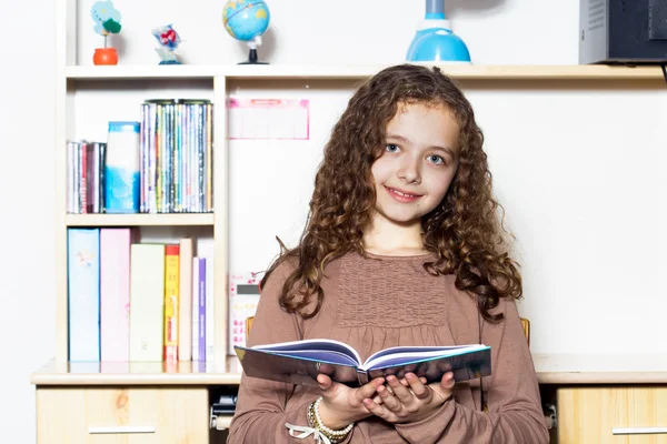 Shoolgirl seduta in classe — Foto Stock