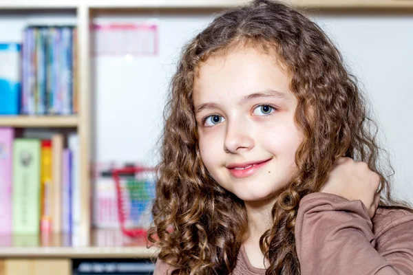 Écolière assise dans la salle de classe — Photo