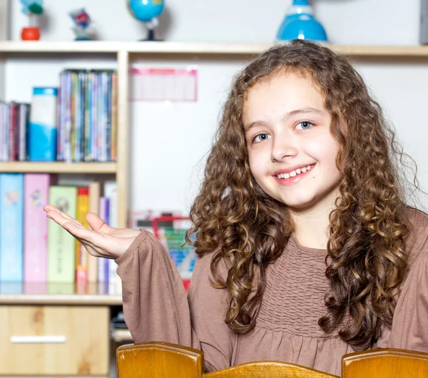 Shoolgirl sitter i klassrummet — Stockfoto