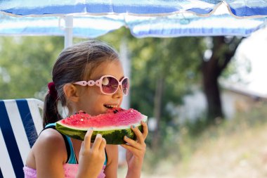 küçük kız çok sıcak yaz günü karpuz yeme