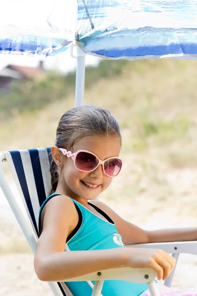 Feliz niña sentada en char en un día soleado —  Fotos de Stock