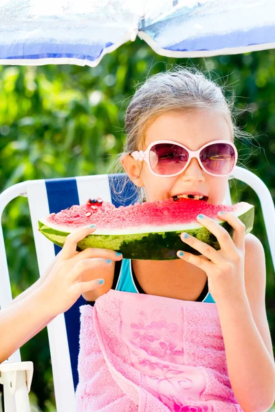 Bambina che mangia anguria in una calda giornata estiva — Foto Stock