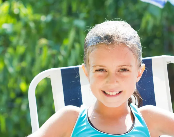 Glückliches kleines Mädchen genießt den Sommertag — Stockfoto