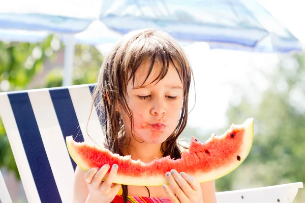 Klein meisje watermeloen eten in zeer warme zomerdag — Stockfoto