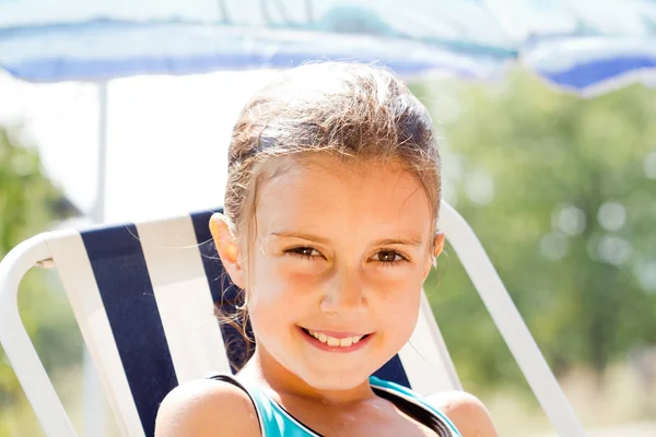 Gelukkig meisje genieten in zomerdag — Stockfoto