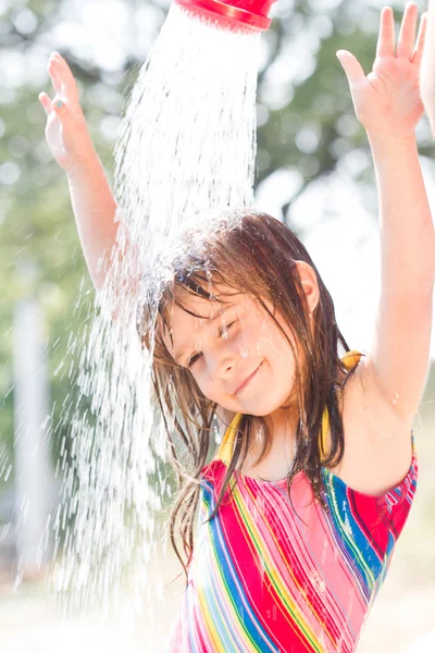 Yaz günde zevk ve su ile oynarken mutlu küçük kız