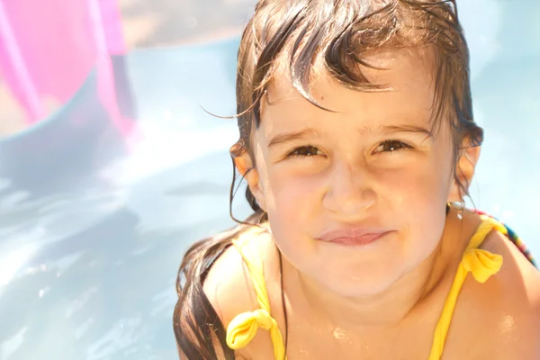 Menina feliz desfrutando no dia de verão e brincando com a água — Fotografia de Stock