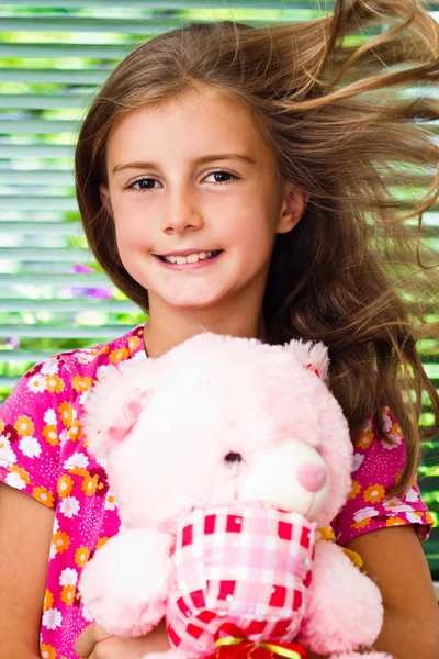 Szczęśliwy mało dziewczyna portret kryty — Zdjęcie stockowe