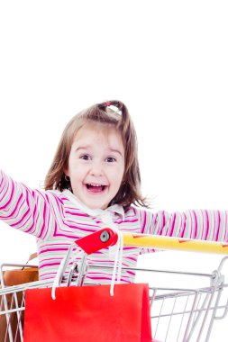 renkli Çantalar ile sepeti oturuyor ve küçük kız