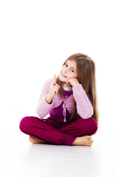 Szczęśliwa dziewczynka siedzi na podłodze — Zdjęcie stockowe