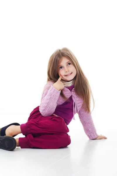 Szczęśliwa dziewczynka siedzi na podłodze — Zdjęcie stockowe