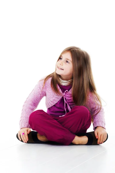 Счастливая девочка, сидящая на полу — стоковое фото