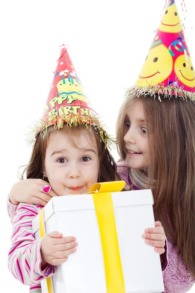 Dos niñas con gorras con caja de regalo — Stockfoto