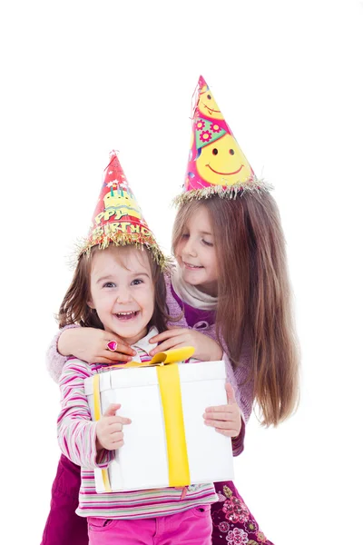 Dvě malé holčičky s klobouky drží krabičky — Stock fotografie