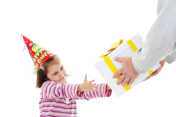 Mała dziewczynka takeing prezent urodzinowy — Zdjęcie stockowe
