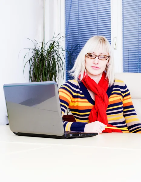 Joven mujer de negocios utilizando el ordenador portátil en el escritorio —  Fotos de Stock